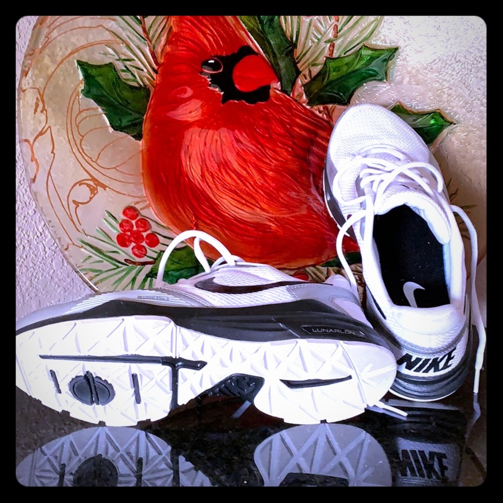 Nike men’s size 8.5 NWOT Lunarlon shoes.